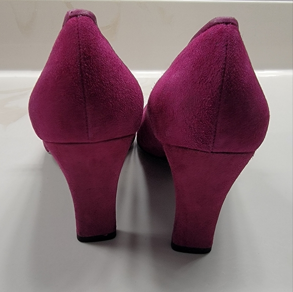 EUC Salvatore Ferragamo suede pumps. Beautiful magenta color. - Picture 4 of 6
